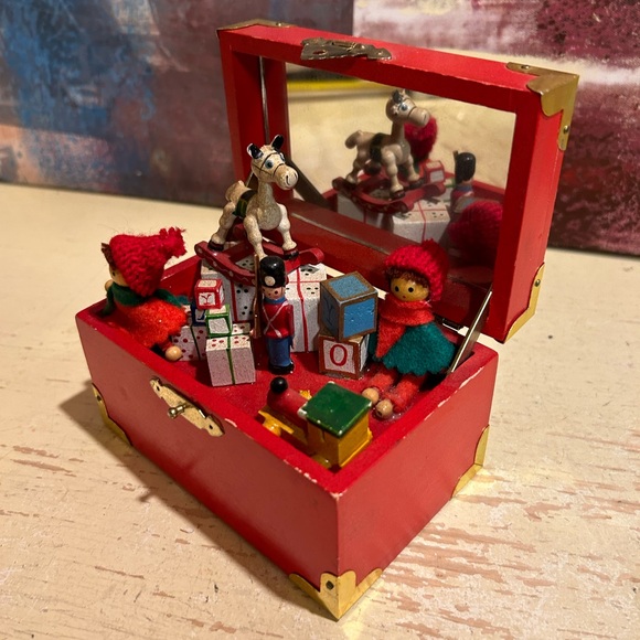 Vintage Musical Toy Chest Christmas Music Box - Picture 8 of 12